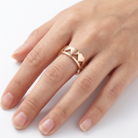 Jeden złoty geometryczny pierścionek na dłoni modelki na białym tle