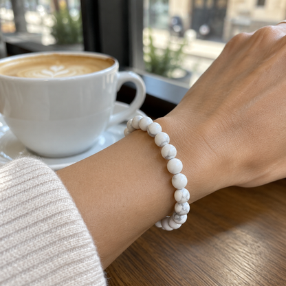 Bransoletka Howlite na nadgarstku, lifestyle restauracja