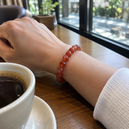 Bransoletka Red Agate 8 mm na nadgarstku, lifestyle restauracja