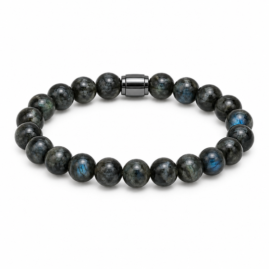 Bransoletka z czarnego labradoritu z hematytowa przetylka, produkt na bialym tle