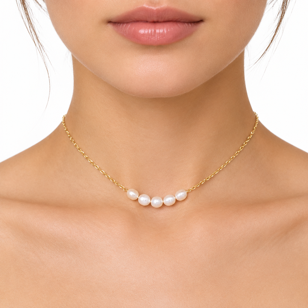 Modelka w złotym naszyjniku choker z perłami słodkowodnymi