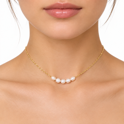 Modelka w złotym naszyjniku choker z perłami słodkowodnymi