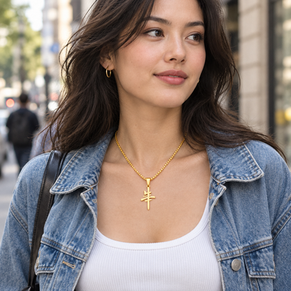 Lifestyle – kobieta na miejskiej ulicy w złotym naszyjniku z wisiorkiem w kształcie chińskiego znaku