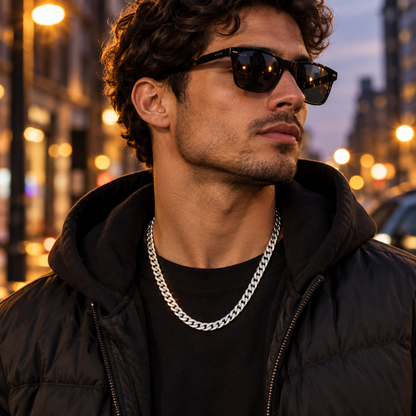 Naszyjnik pancerka w stylizacji streetwear na miejskiej ulicy