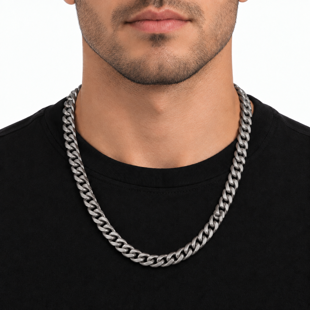 Model w naszyjniku pancerka vintage silver na białym tle