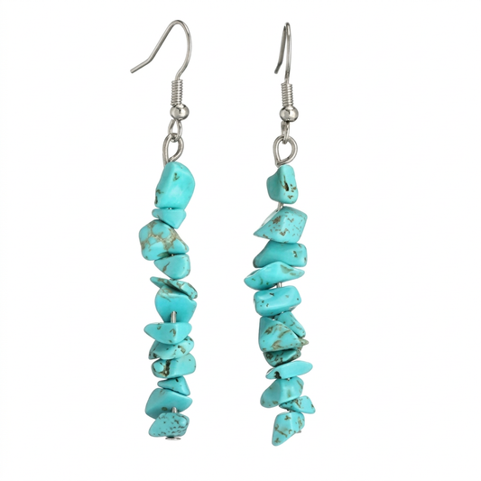 Para wiszących kolczyków z turkusowych odłamków howlitu na białym tle