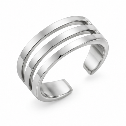 Stalowy otwarty pierścionek z trzema równoległymi pasmami na białym tle